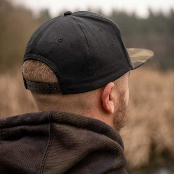 AVID CARP CAMO PEAK SNAPBACK CAP