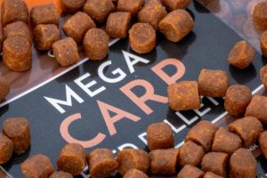 S1790018_MegaCarpPellets8mm-12_InUse