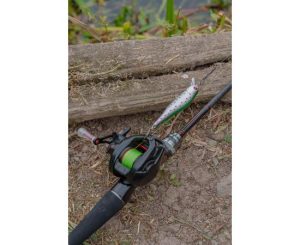 z0900103_183mdemonicbaitcastm61035g-07_inuse
