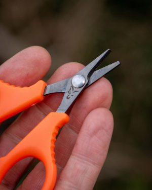 CAC932_EdgesTitaniumBraidScissors-05_InUse